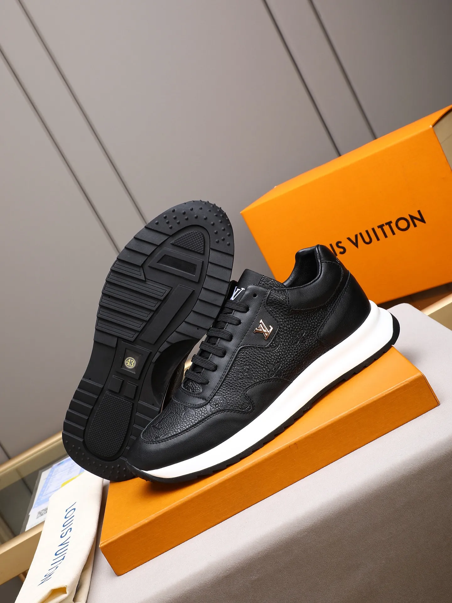 Men's shoes 💰460 [LV] Imported calfskin embossed, breathable first-layer sheep lining ✊✊Fashionable, crisp, stylish, more eye-catching and more classy. It will subvert the old idea and be a must-have for fashionistas who want to spend time with you! Must keep it for yourself! High and comfortable but low, high-end quality workmanship. 38-44 (45 customized)